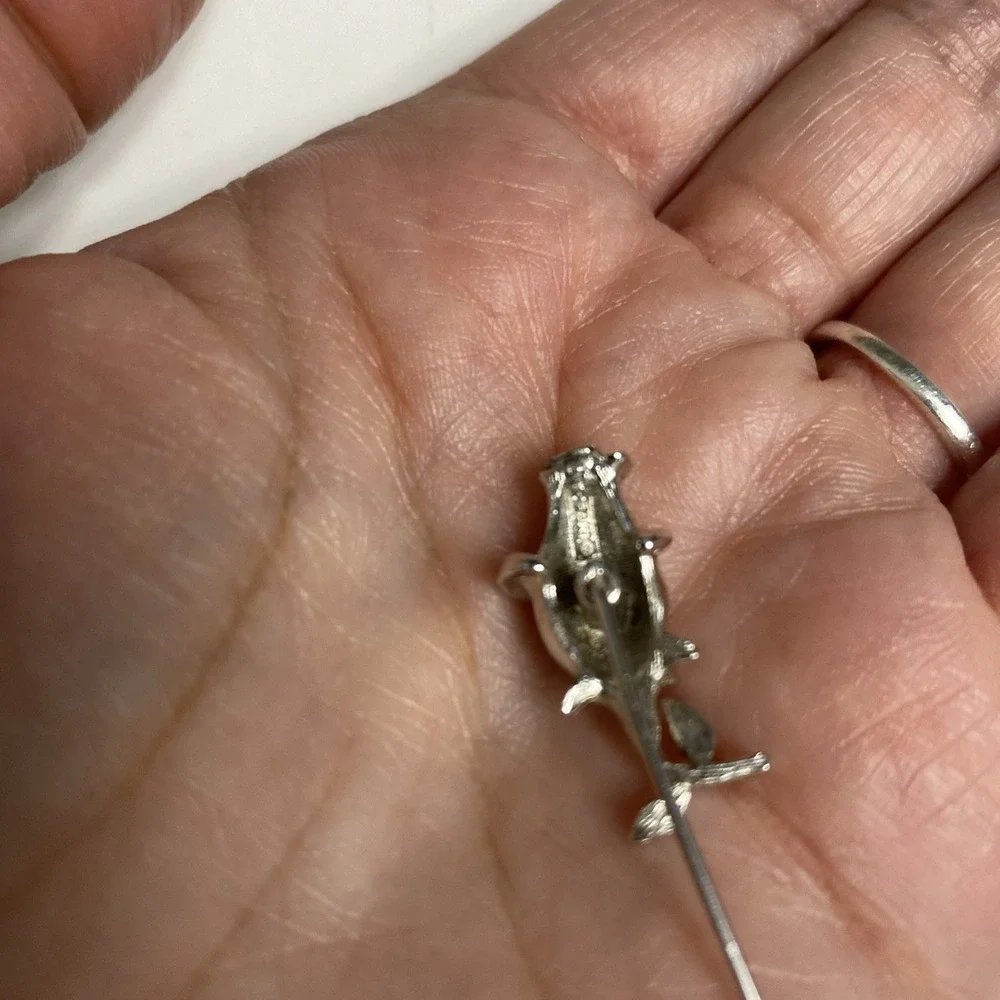 Vintage Trifari Marked Signed Silvertone Triple Rose Lapel Stick‎ Pin